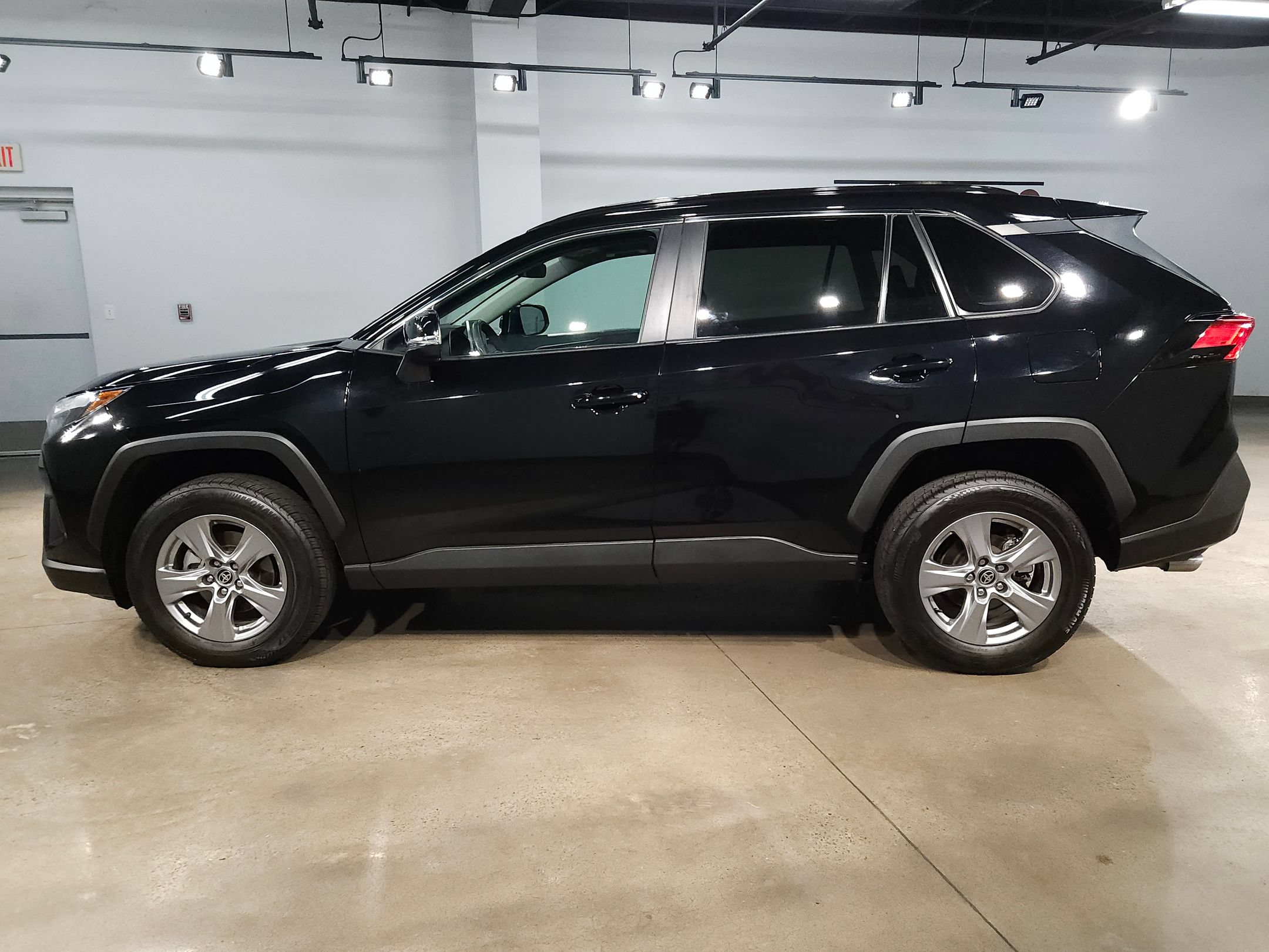 Used 2025 Toyota RAV4 XLE FWD image 4