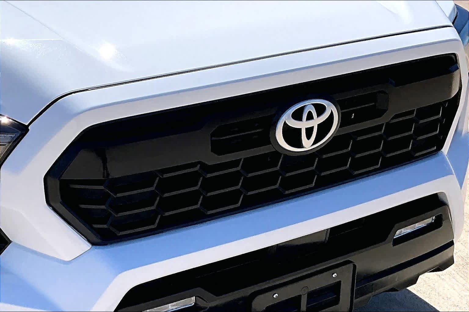 Used 2024 Toyota Tacoma TRD Off-Road AWD/4WD image 30