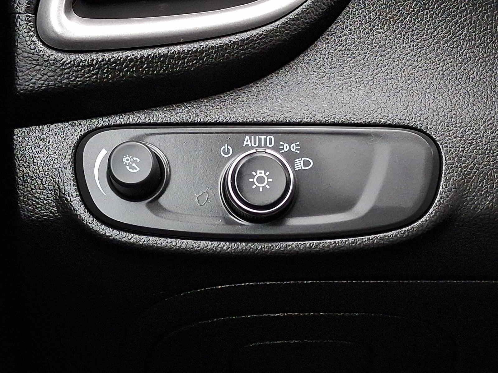 Used 2021 Chevrolet Trax LT w/ Redline Edition image 24