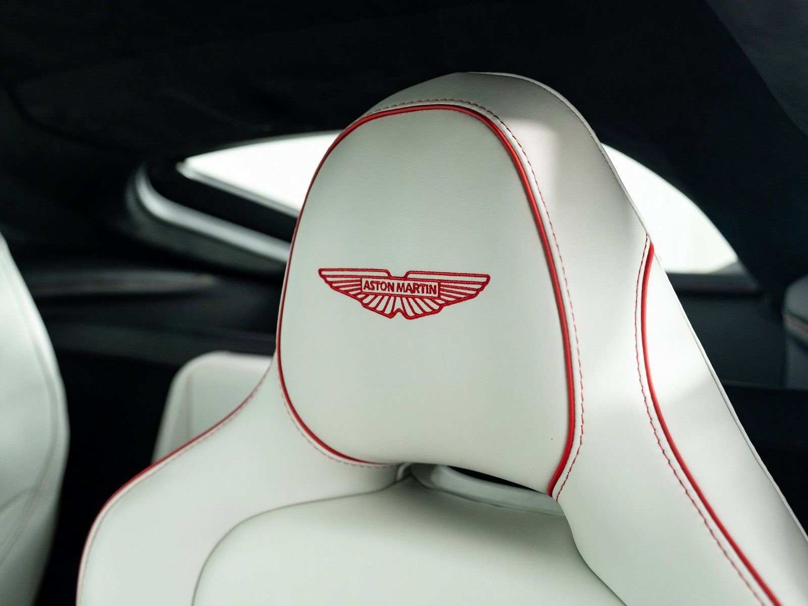 Used 2025 Aston Martin V8 Vantage Coupe RWD image 17