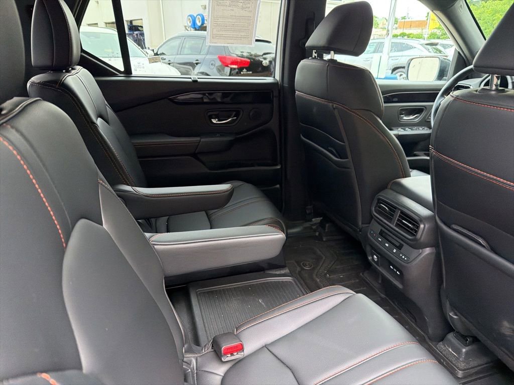 Used 2025 Honda Pilot TrailSport image 14