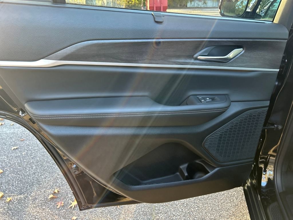 New 2025 Jeep Grand Cherokee L Limited w/ Luxury Tech Group II image 25