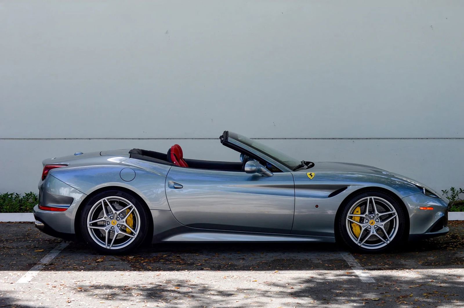 Used 2015 Ferrari California T image 23