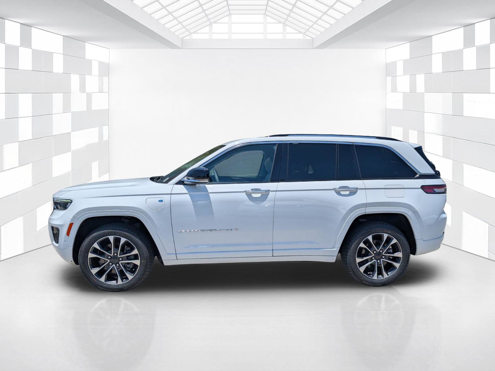 Used 2022 Jeep Grand Cherokee Overland AWD/4WD image 4
