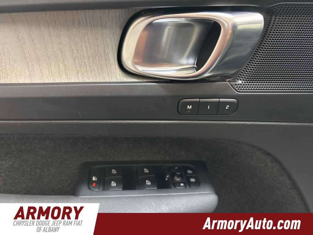 Used 2023 Volvo XC40 B5 Core w/ Convenience Package image 8