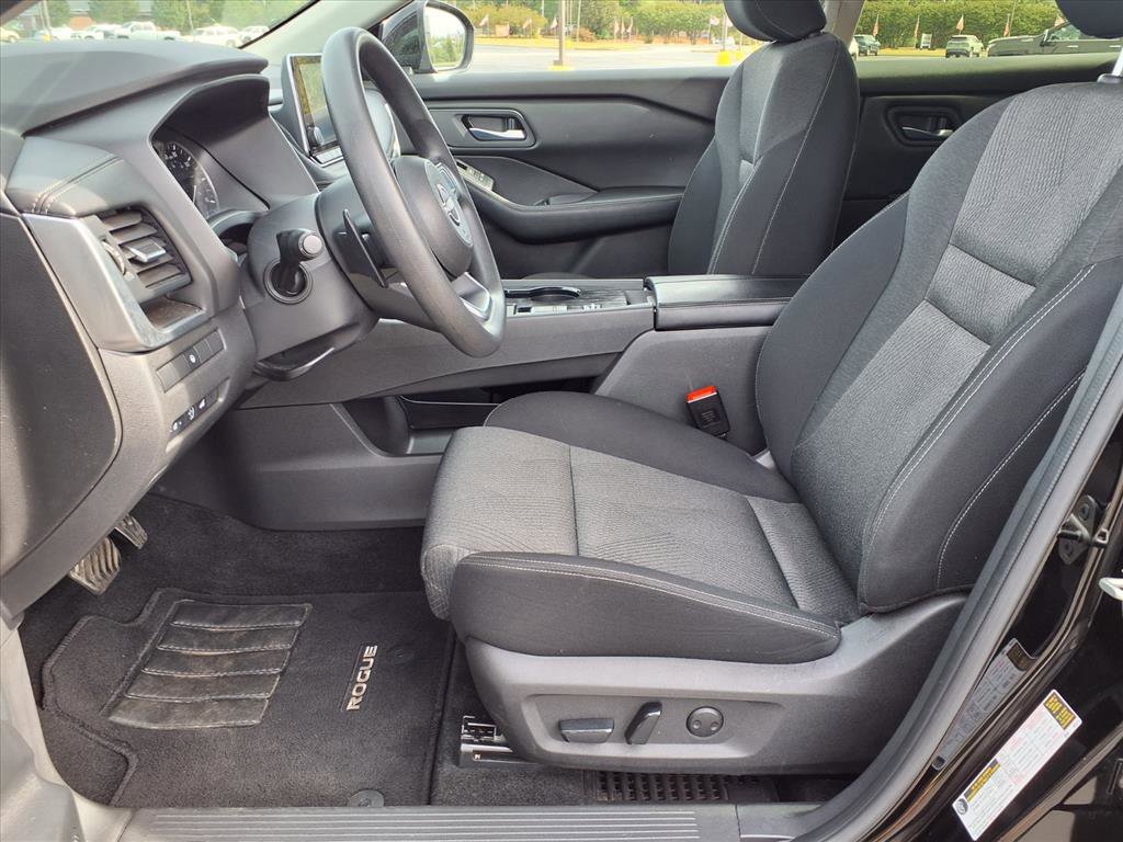 Used 2024 Nissan Rogue SV image 3