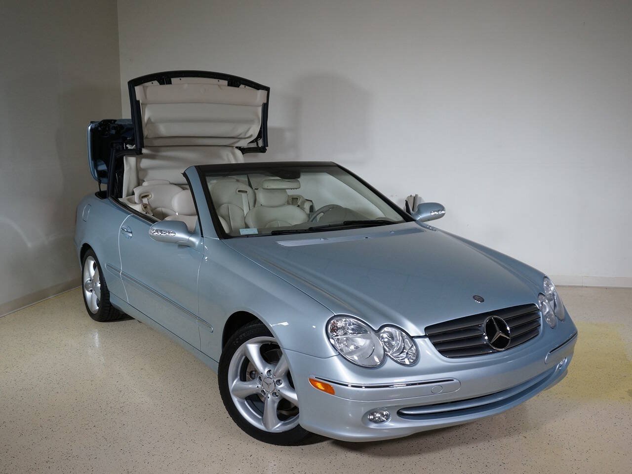 Used 2005 Mercedes-Benz CLK 320 Cabriolet image 30