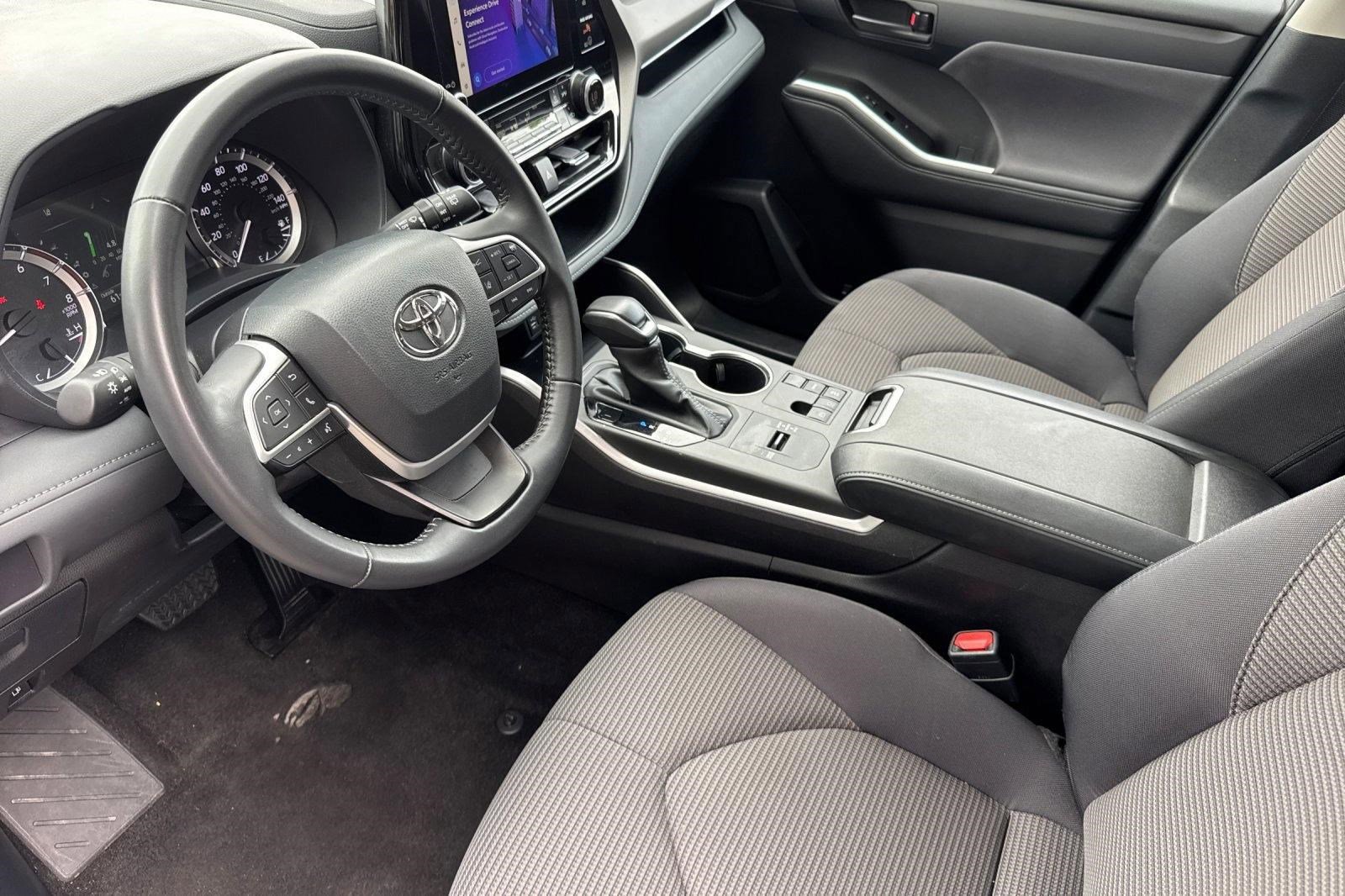 Used 2025 Toyota Highlander LE image 4