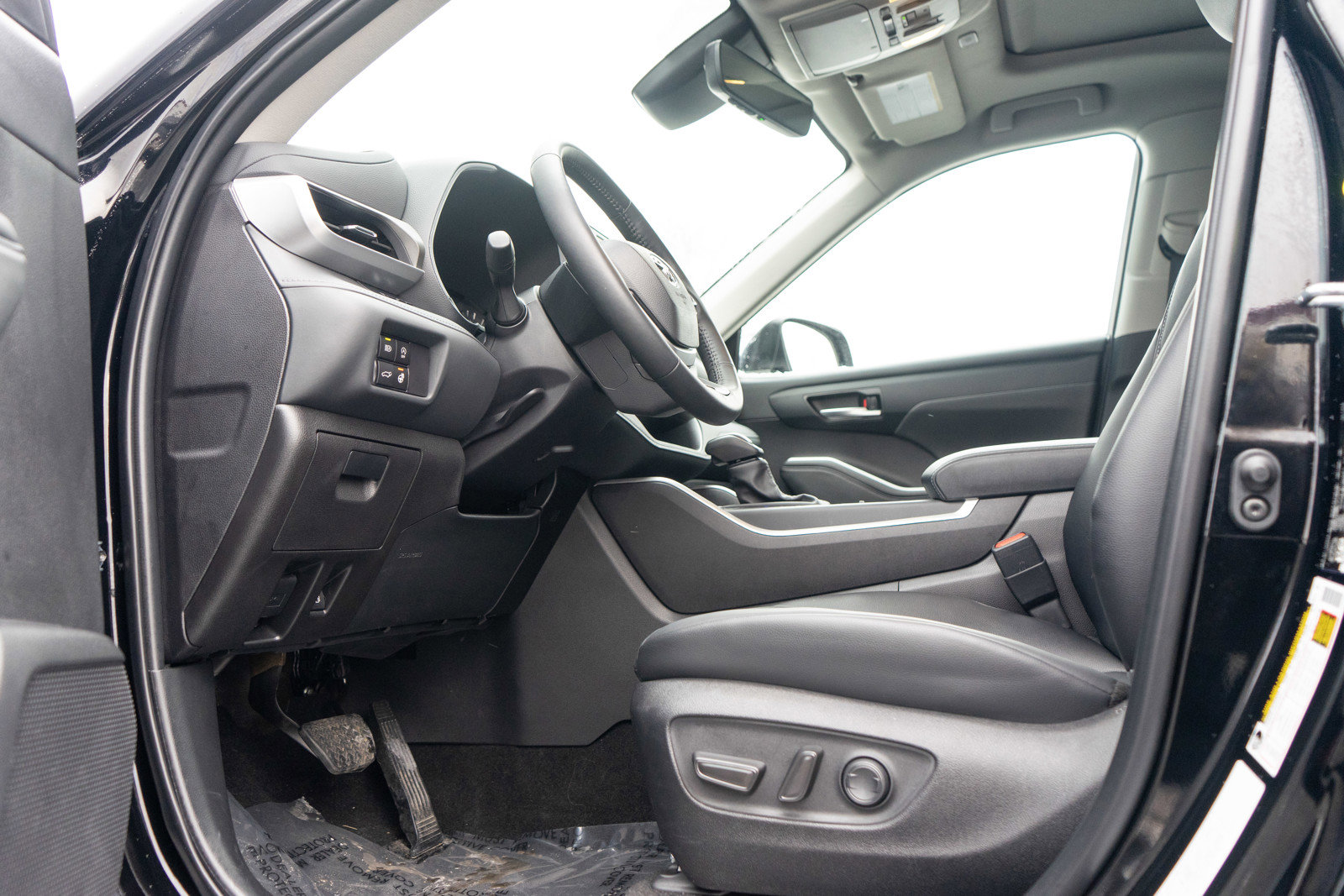 Used 2025 Toyota Highlander XLE image 14