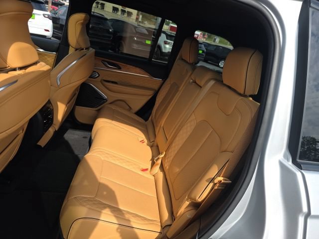 Used 2025 Jeep Grand Cherokee Summit AWD/4WD image 36