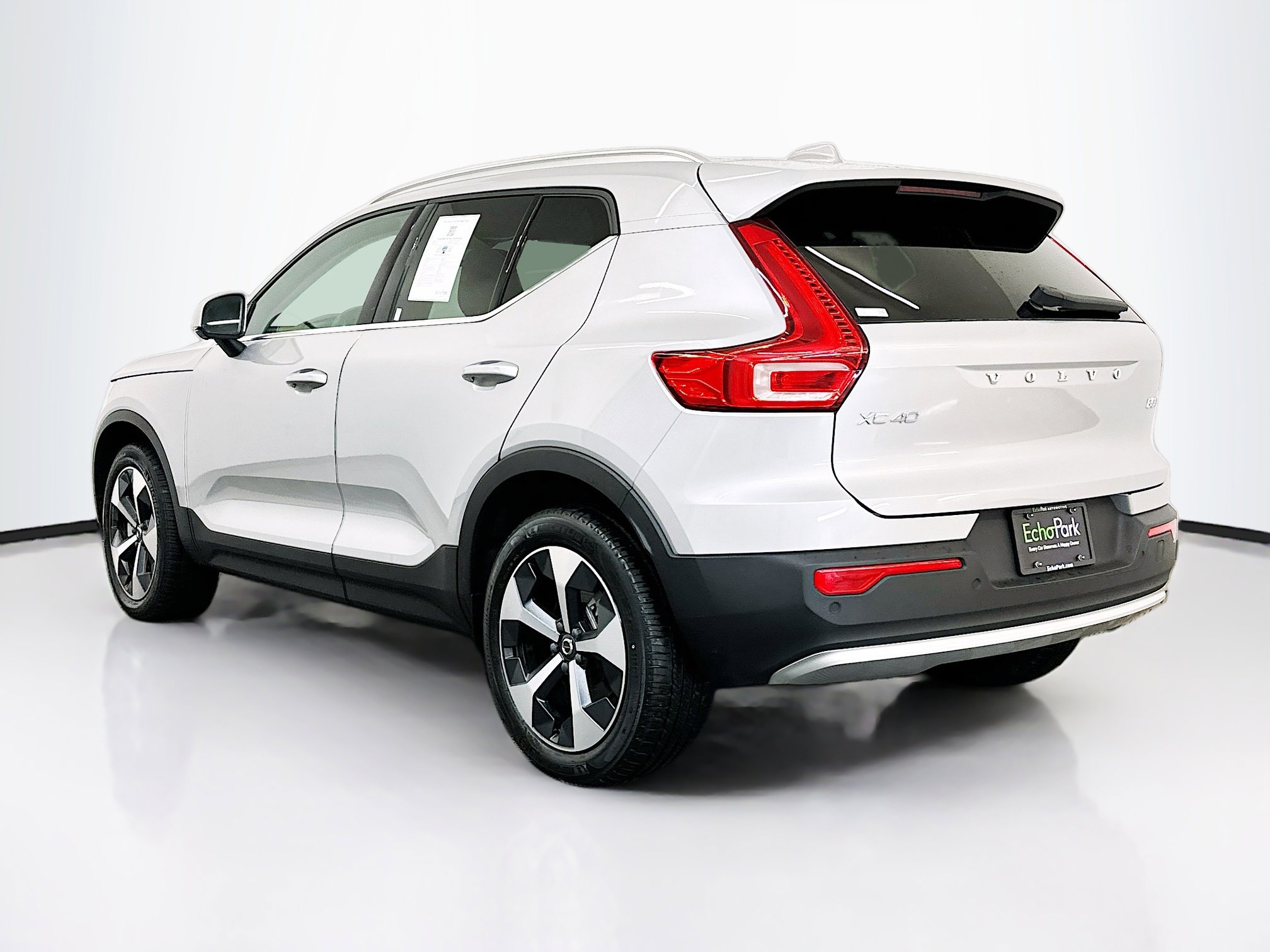 Used 2025 Volvo XC40 B5 Plus image 5