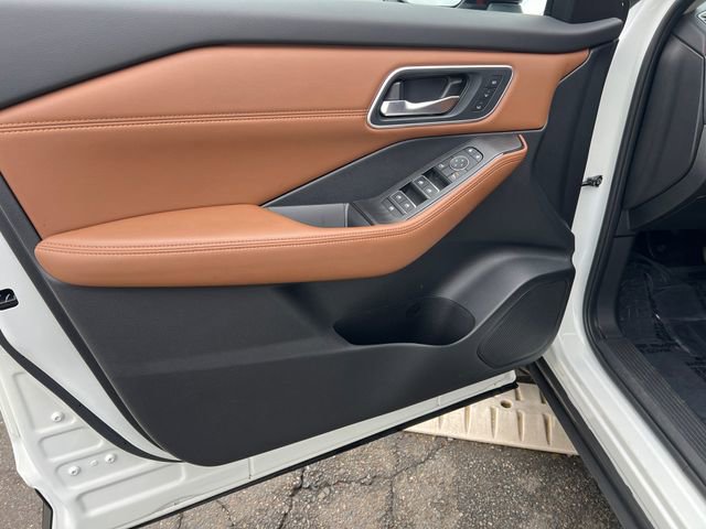 Used 2025 Nissan Rogue Platinum w/ Tech Package image 21