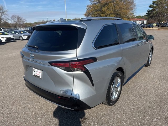 Used 2023 Toyota Sienna Limited image 5