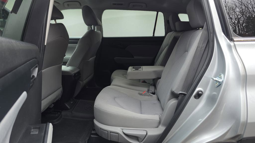 Used 2023 Toyota Highlander LE image 14