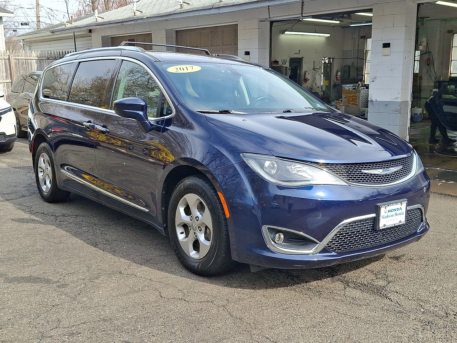 Used 2017 Chrysler Pacifica Touring-L Plus image 6