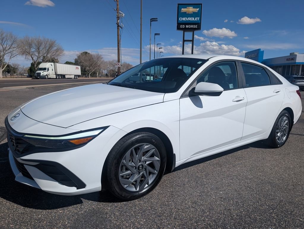 Used 2025 Hyundai Elantra Hybrid image 1