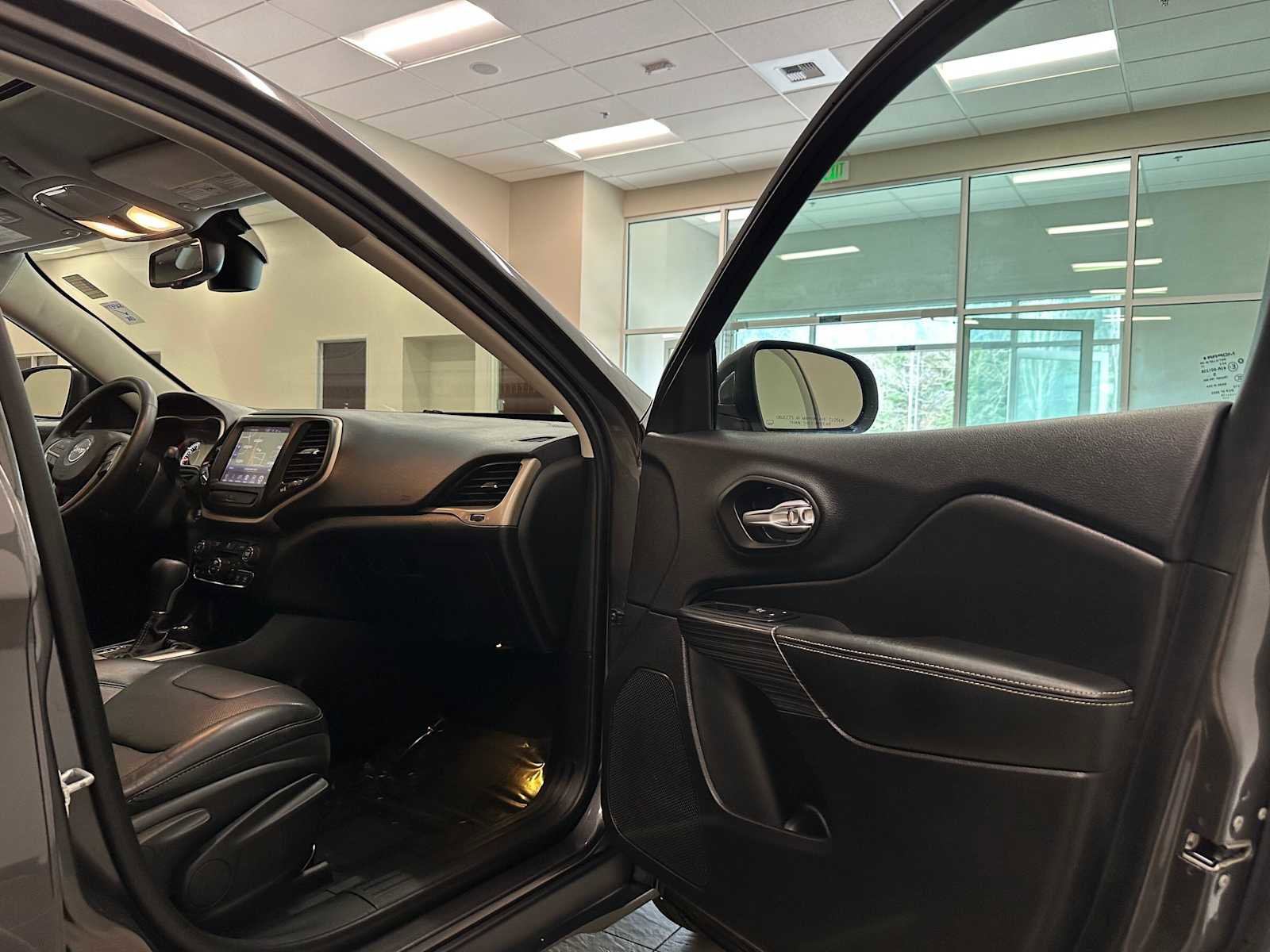 Used 2015 Jeep Cherokee Limited w/ Luxury Group image 46