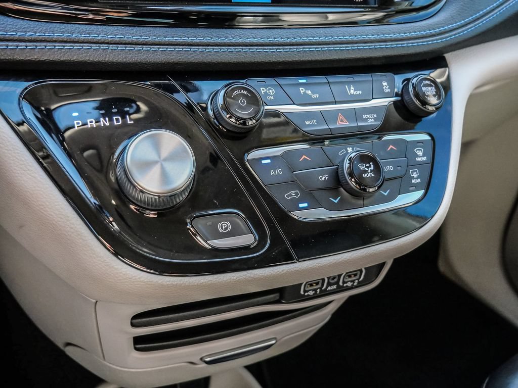 Used 2021 Chrysler Pacifica Touring-L FWD image 38