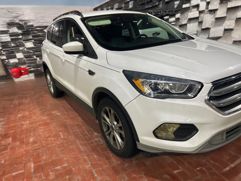Used 2018 Ford Escape SE w/ Ford Safe & Smart Package image 1
