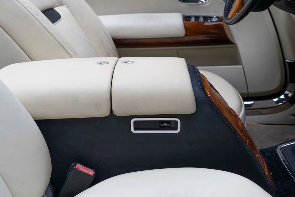Used 2010 Rolls-Royce Phantom Drophead Coupe image 37