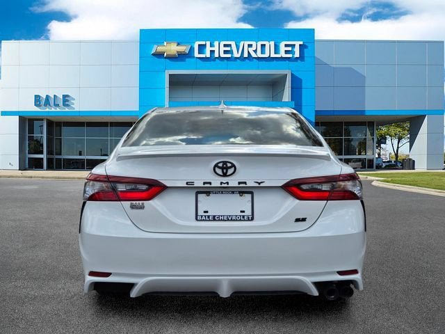 Used 2021 Toyota Camry SE w/ Convenience Package FWD image 4