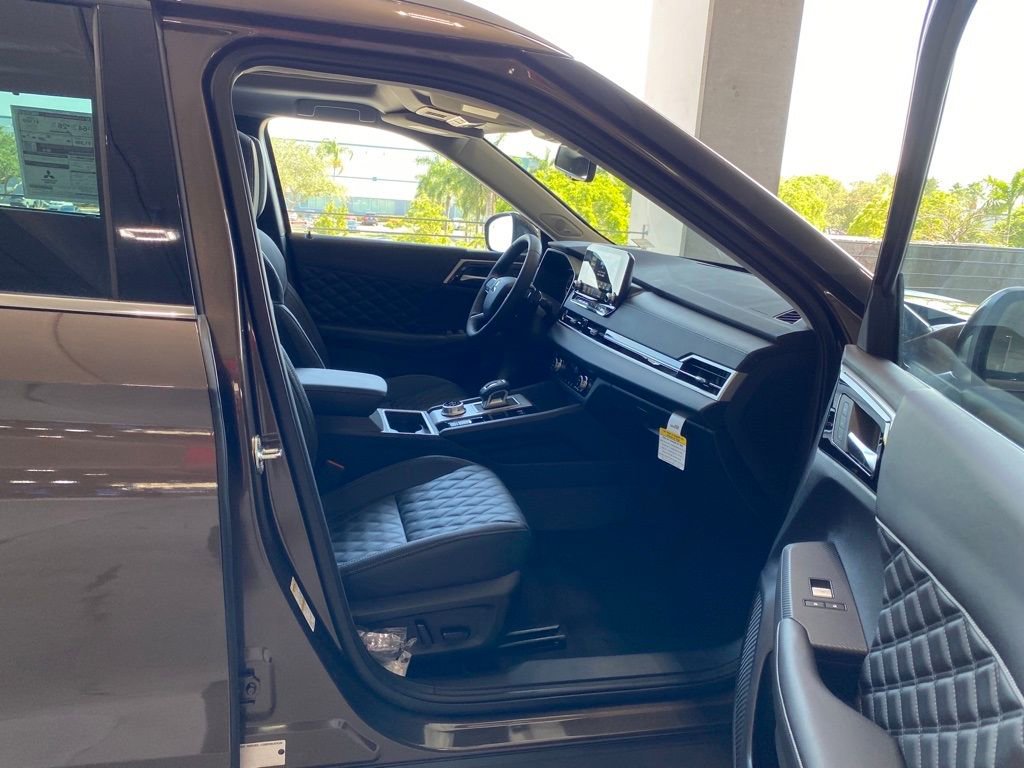 New 2023 Mitsubishi Outlander SEL image 24