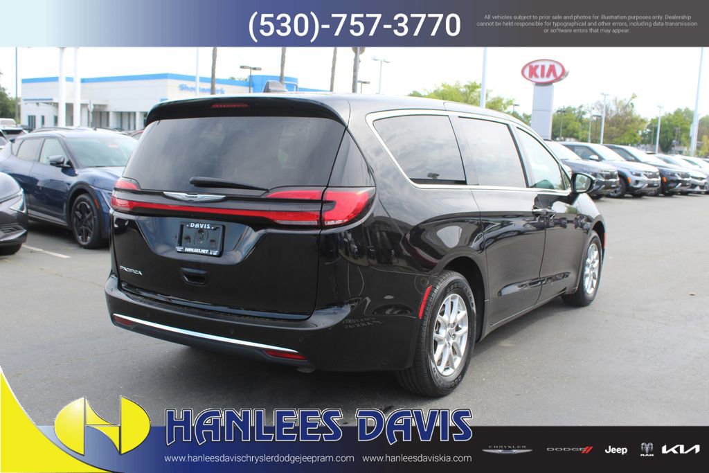 Used 2024 Chrysler Pacifica Touring-L image 7