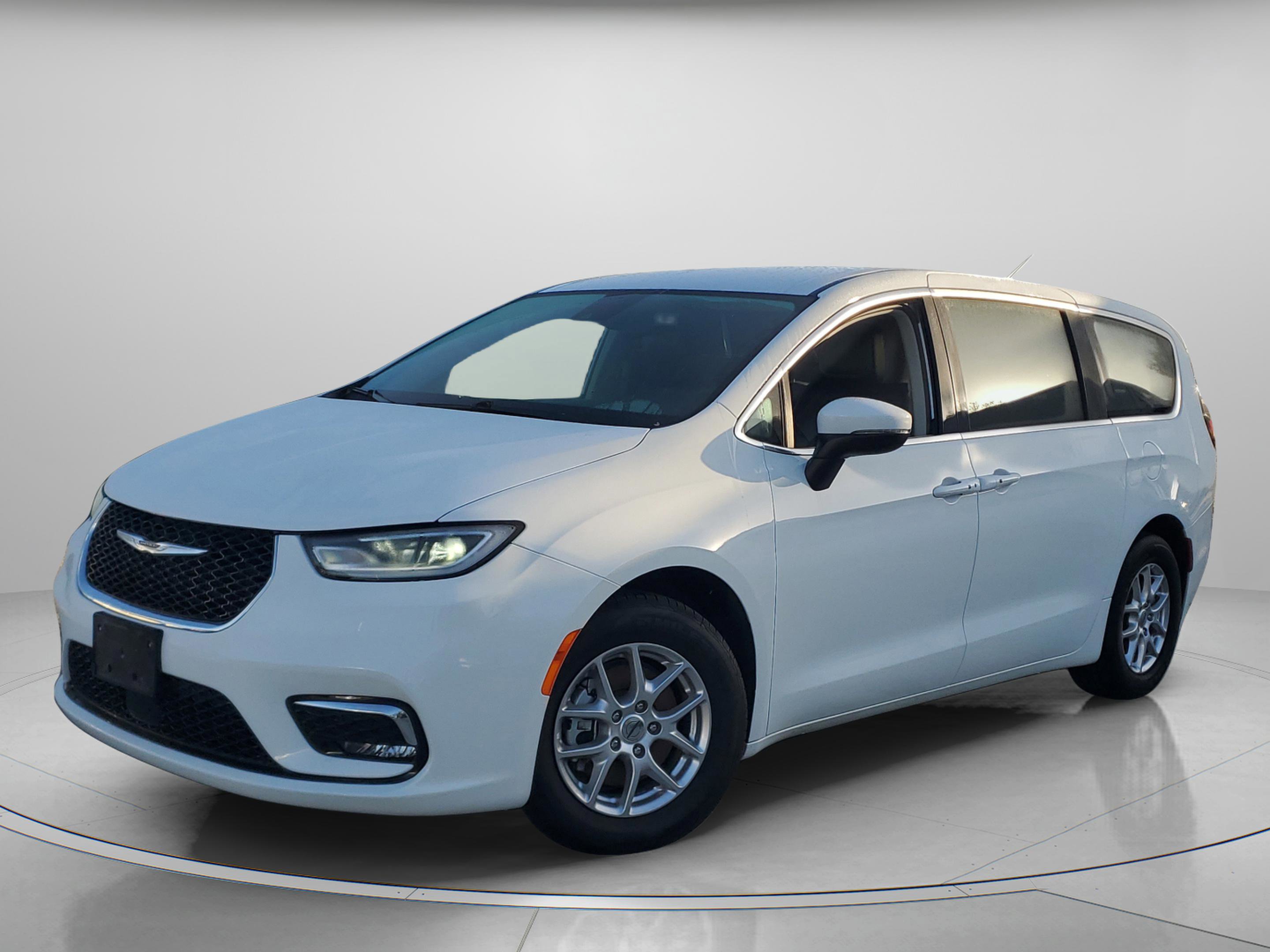 Used 2023 Chrysler Pacifica Touring-L image 2