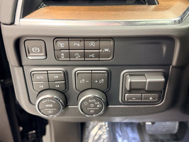 Certified 2026 Chevrolet Suburban High Country AWD/4WD image 17