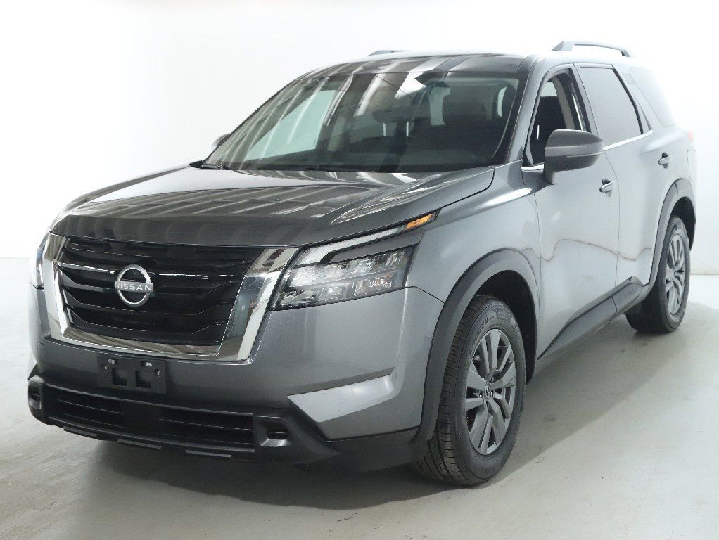 Used 2025 Nissan Pathfinder SV image 4