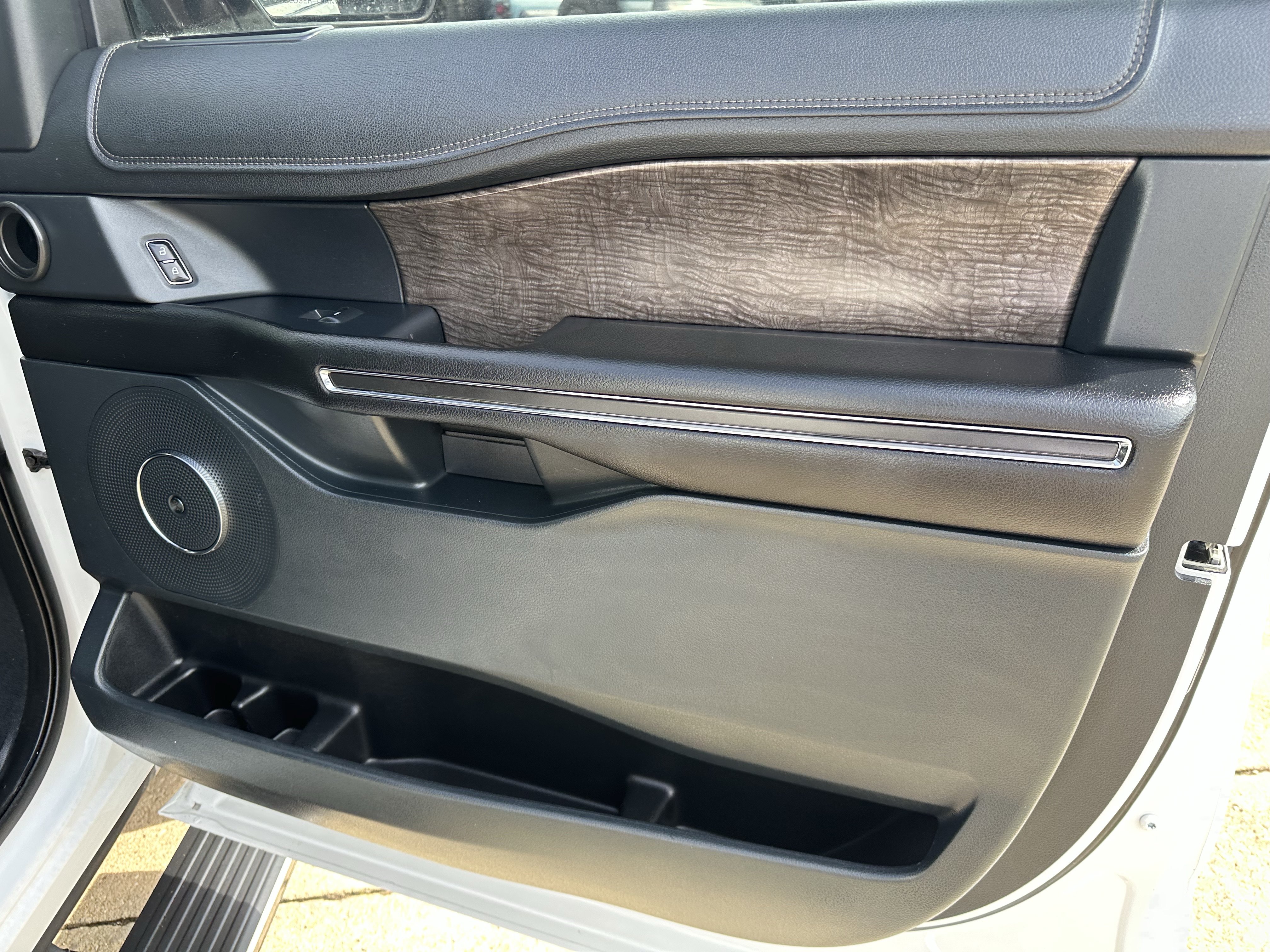 Used 2018 Ford Expedition Max Limited RWD image 4