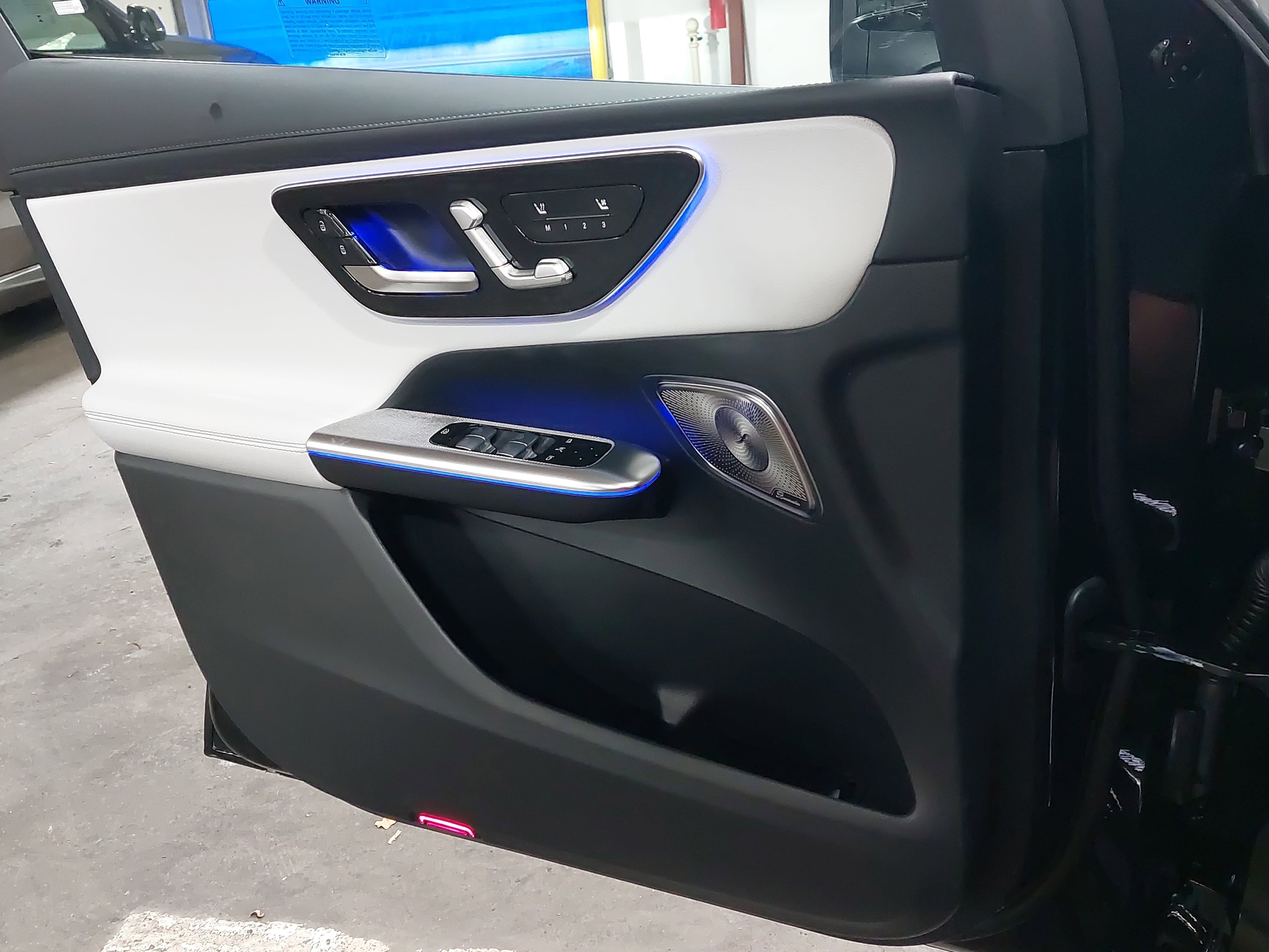 Used 2025 Mercedes-Benz GLC 300 4MATIC image 27