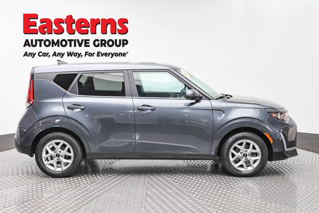 Used 2023 Kia Soul LX w/ LX Technology Package FWD image 4
