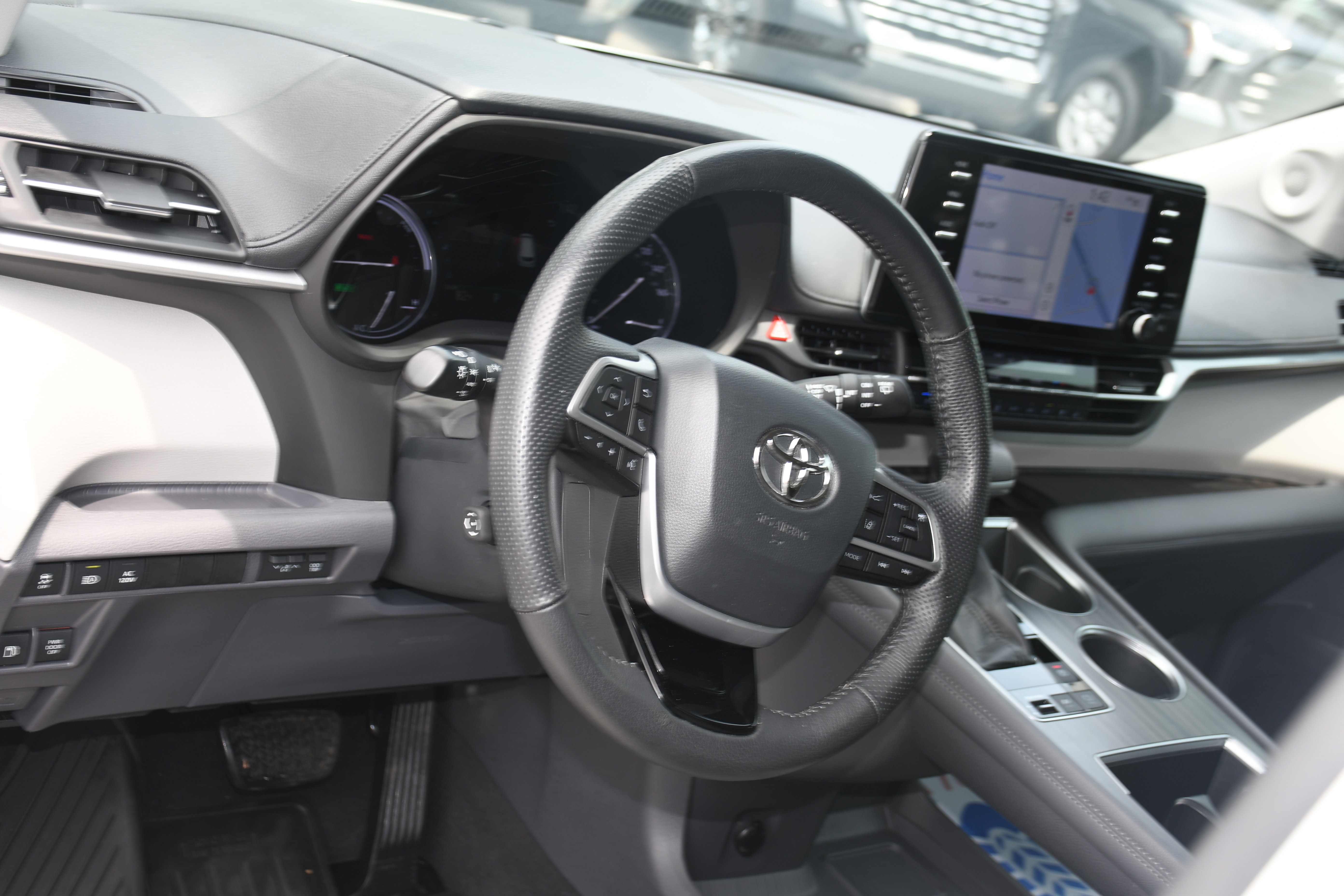 Used 2022 Toyota Sienna Limited FWD image 8