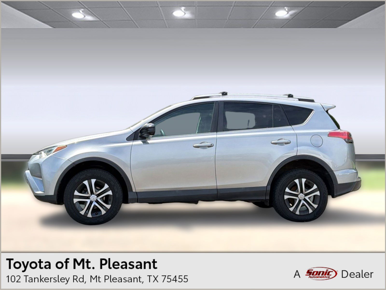 Used 2018 Toyota RAV4 LE image 1