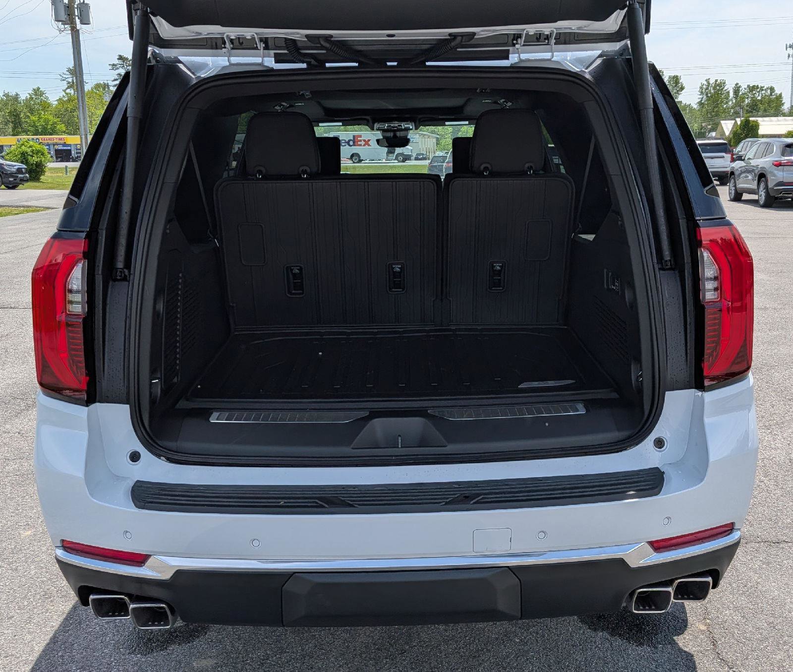 New 2026 GMC Yukon XL Denali w/ Denali Reserve Package AWD/4WD image 10