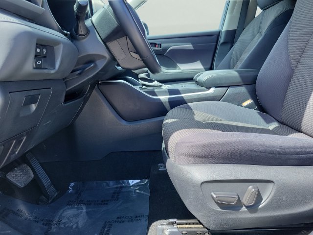 Used 2024 Toyota Highlander LE FWD image 19