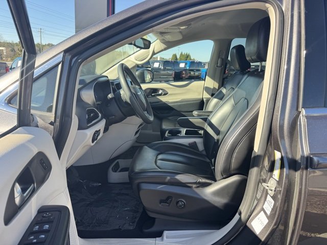 Used 2023 Chrysler Pacifica Touring-L image 20