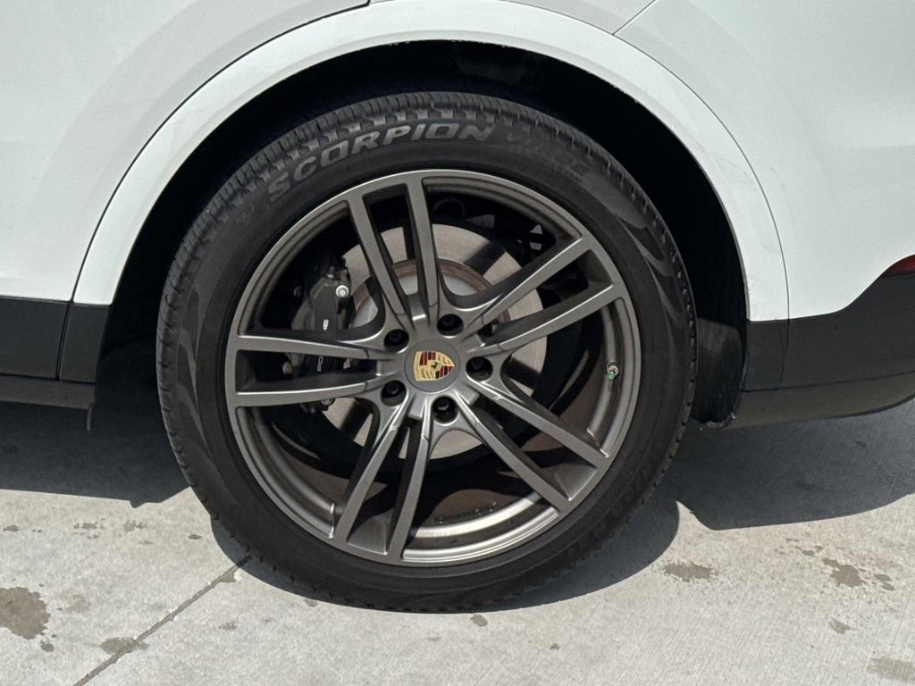 Certified 2023 Porsche Cayenne image 3