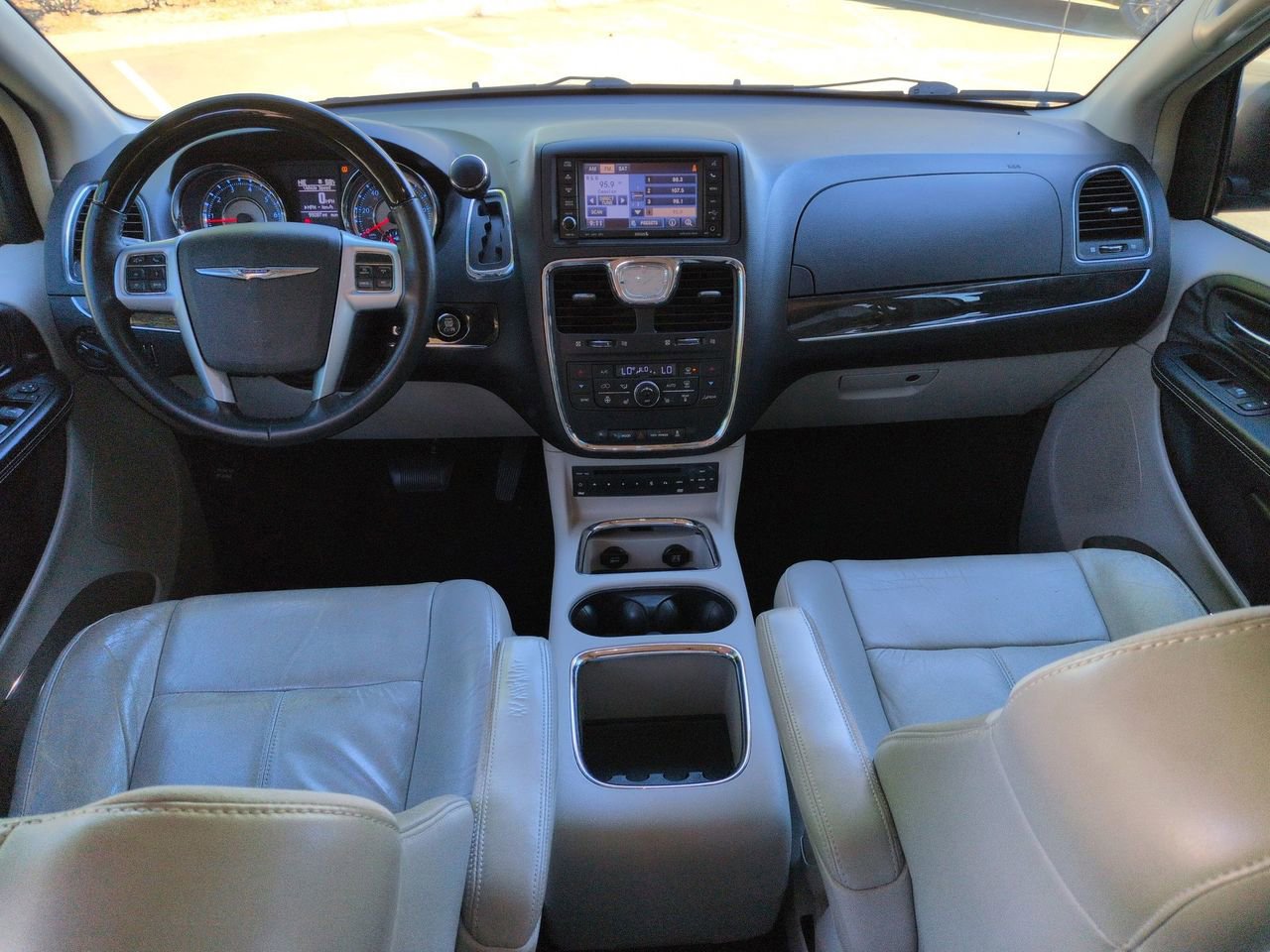 Used 2012 Chrysler Town & Country Limited image 20
