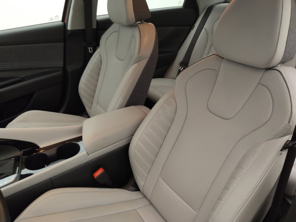 Used 2025 Hyundai Elantra Limited FWD image 17
