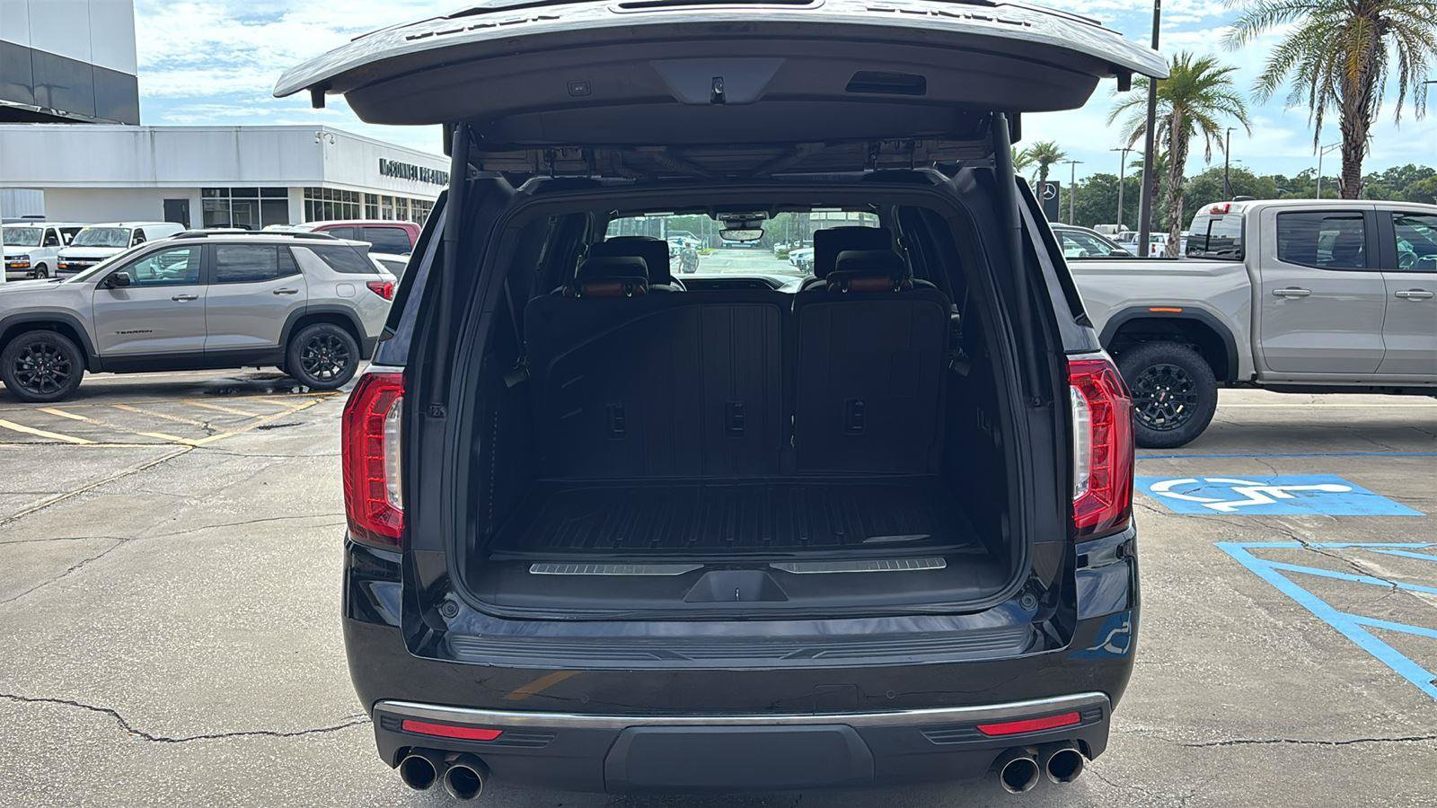 Certified 2023 GMC Yukon XL Denali Ultimate w/ LPO, Floor Liner Package AWD/4WD image 21