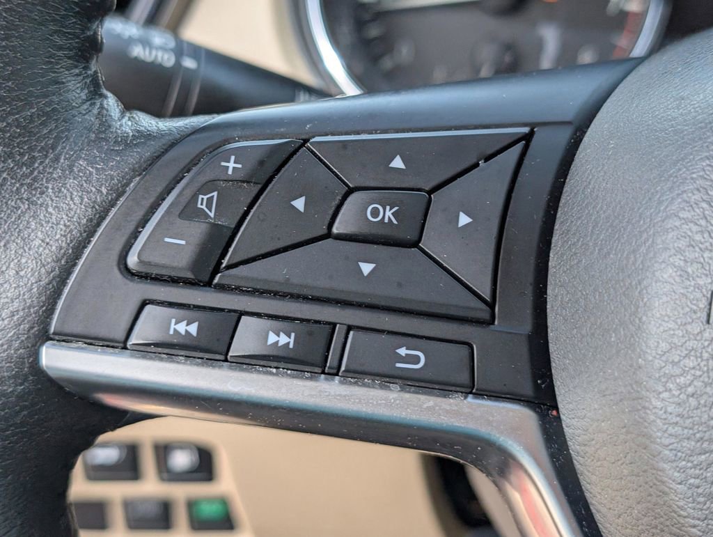 Used 2019 Nissan Rogue SV w/ Premium Package FWD image 18