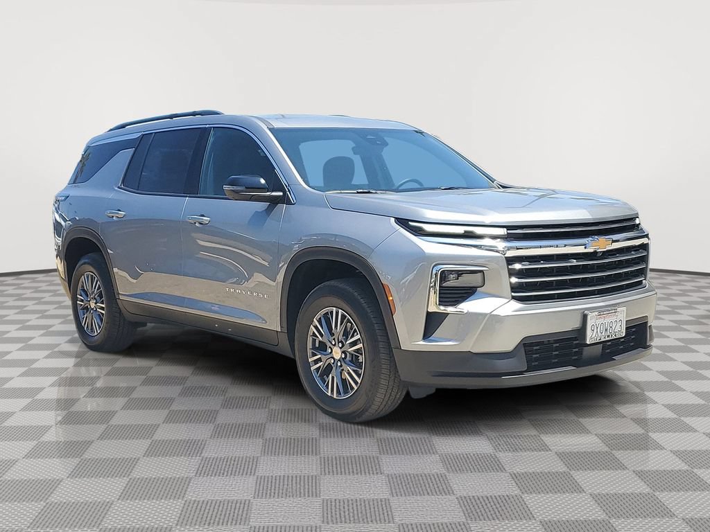 Used 2026 Chevrolet Traverse LT w/ Driver Confidence Package FWD image 3