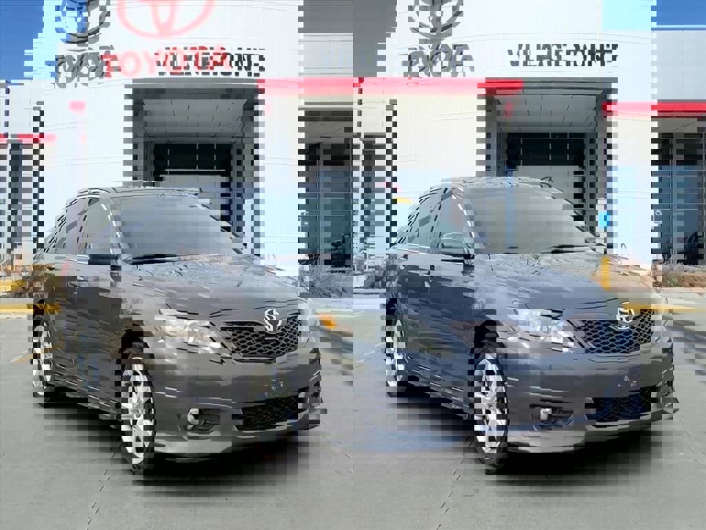 Used 2010 Toyota Camry SE image 3