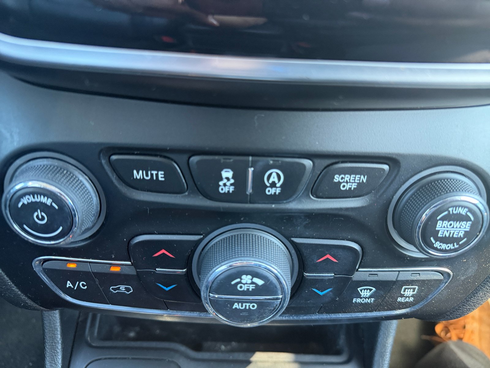 Used 2019 Jeep Cherokee Limited AWD/4WD image 32