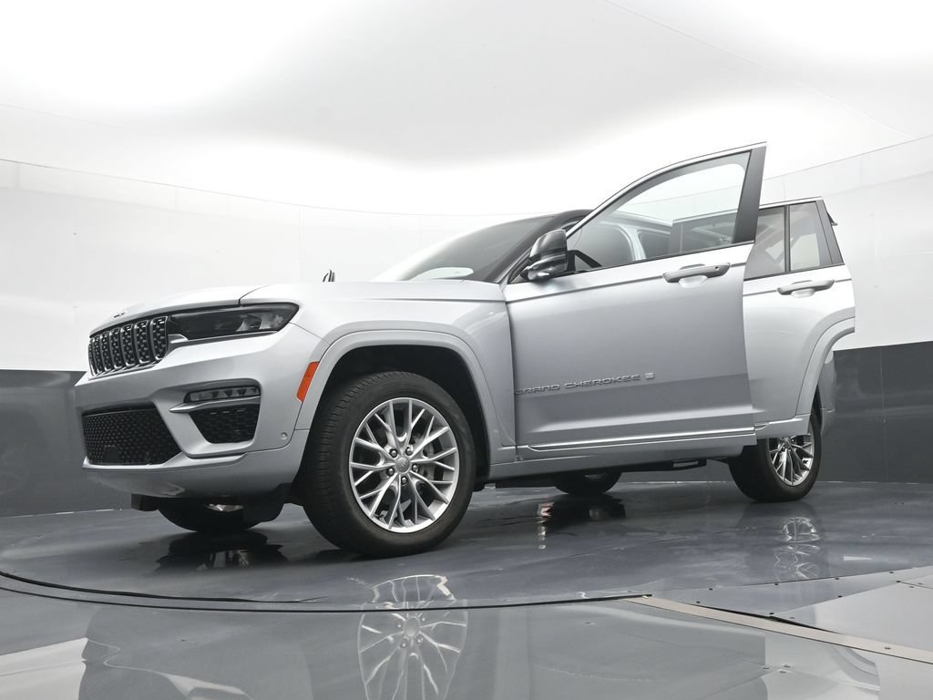 Used 2024 Jeep Grand Cherokee Summit w/ Luxury Tech Group V AWD/4WD image 30