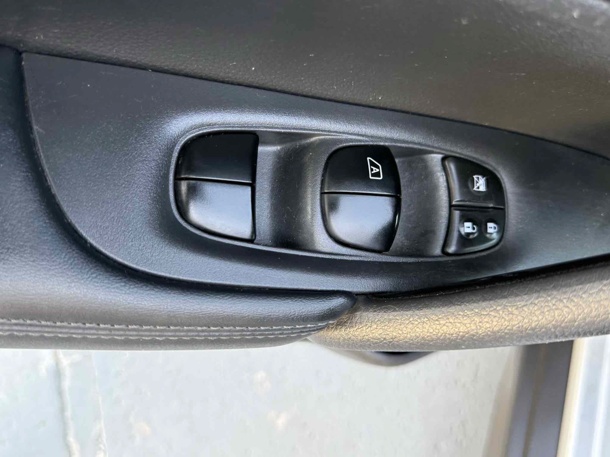 Used 2017 Nissan Rogue SV FWD image 92