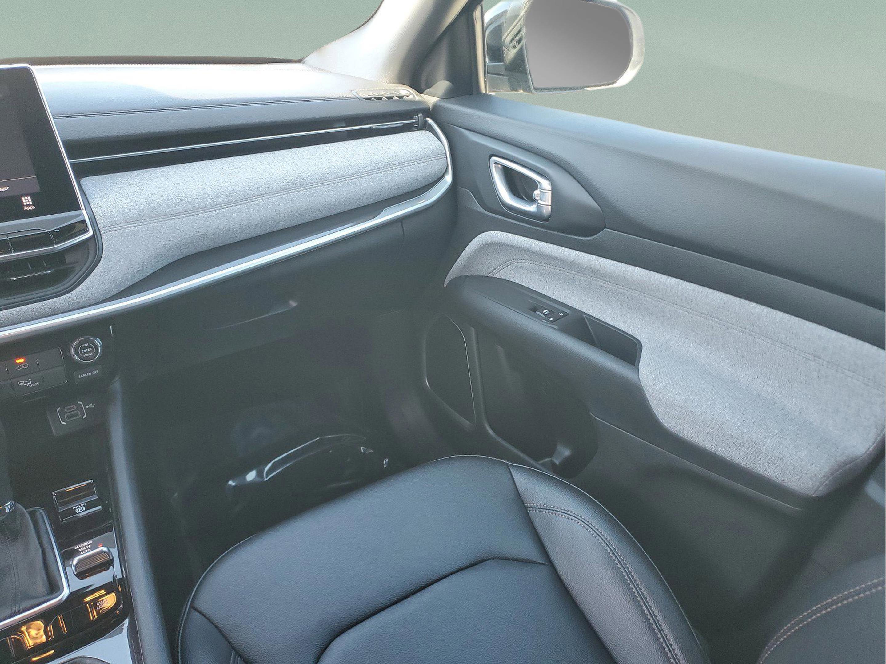 Certified 2024 Jeep Compass Latitude image 17