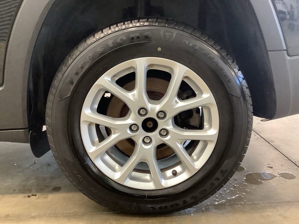 Used 2018 Jeep Cherokee Latitude Plus w/ Cold Weather Group AWD/4WD image 19